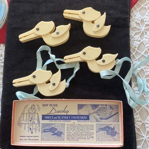Ducky sheet and blanket fasteners/cribs clips from 1940’s era - Picture 3 of 3